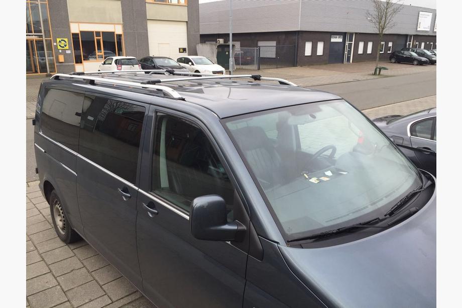Volkswagen T5 2010–2015 Strešné lyžiny CROWN (matná sivá) Dlhý rázvor Fotografia 11