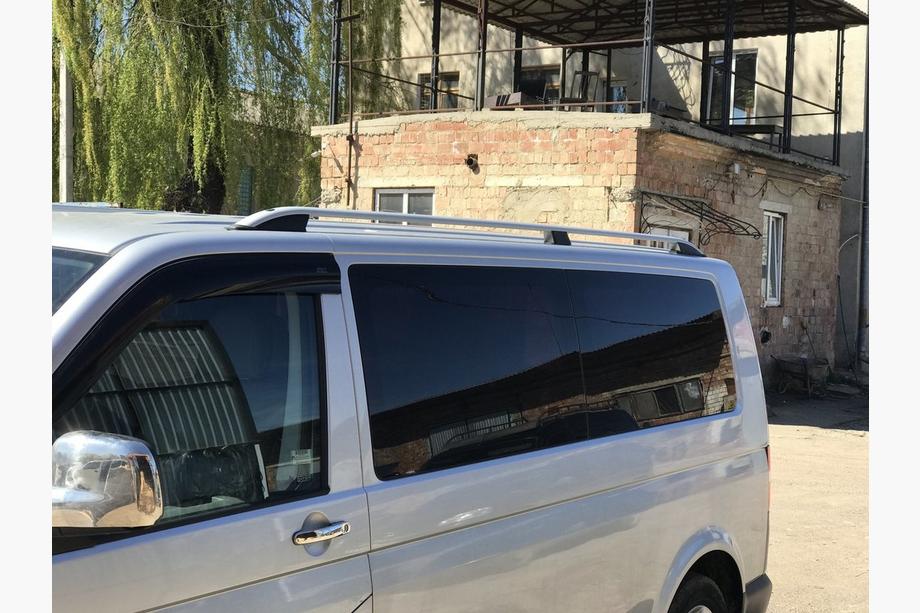 Volkswagen T5 Caravelle 2004–2010 Strešné lyžiny CROWN (matná sivá) Fotografia 10