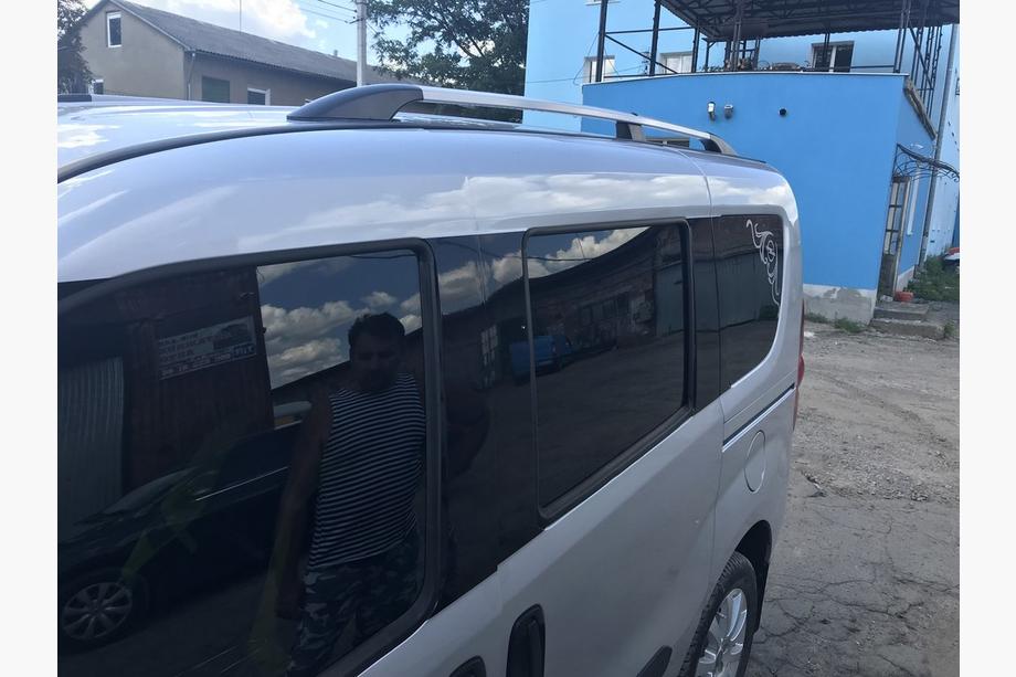Opel Combo 2012–2018 VÝPREDAJ!!! Pozdĺžne strešné lyžiny sivá metalíza (plastové pätky) Krátky rázvor Fotografia 5