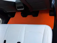 Tesla Model Y 2020– EVA rohože do interiéru (2020-2024, Oranžová) fotografia 3