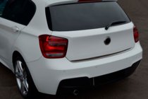 BMW 1. séria F20/F21 2011–2019 Nerezová lišta hrany kufra fotografia 1