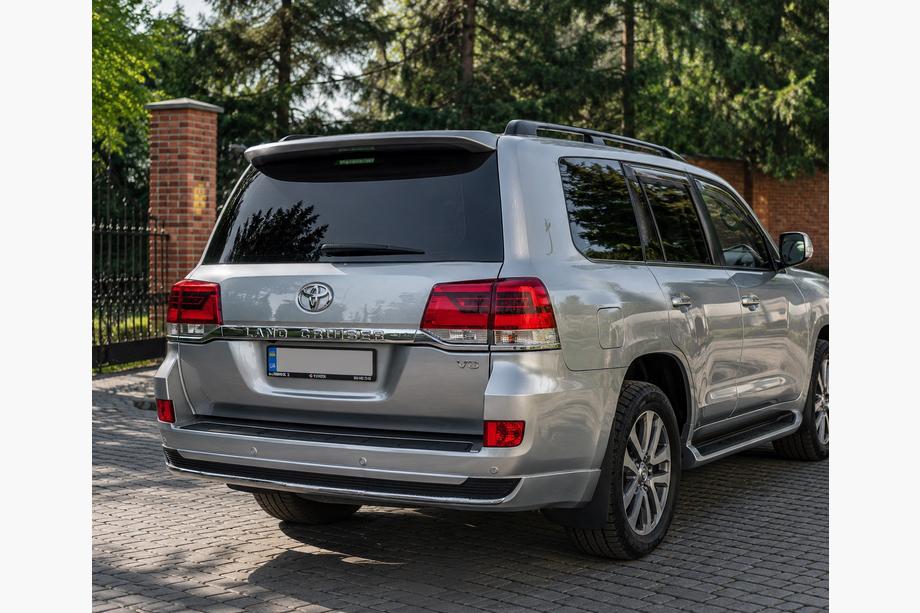 Toyota Land Cruiser 200 2007–2021 Zadná lišta difúzora s chrómom 2016-2021 (Executive 2019/2021) Biela farba Fotografia 4