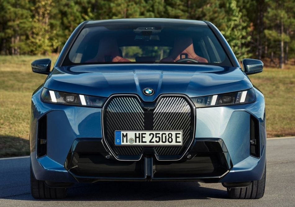 Recenzia aktualizovaného elektrického crossoveru BMW iX 2025
