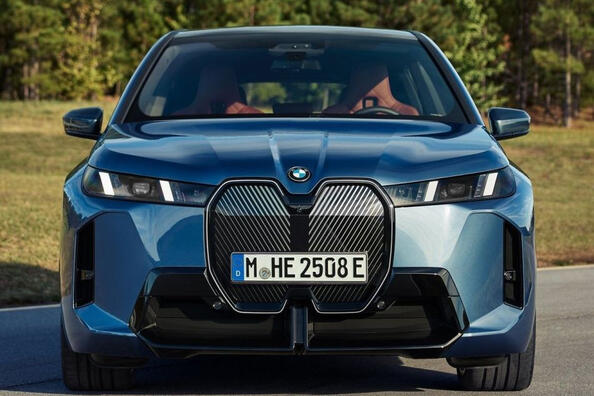 Recenzia aktualizovaného elektrického crossoveru BMW iX 2025