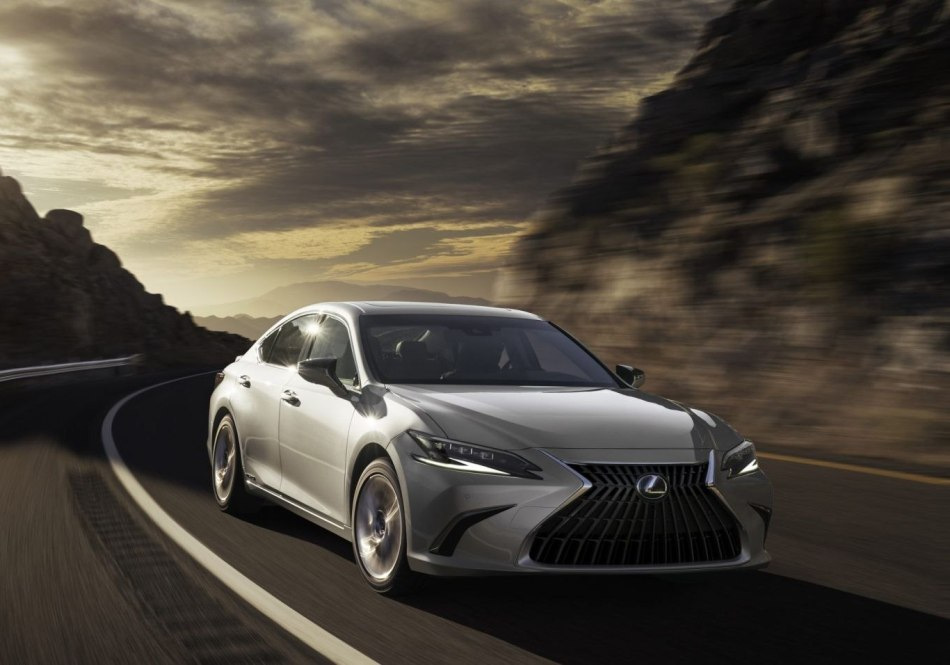 Lexus ES: prehľad sedanu biznis triedy