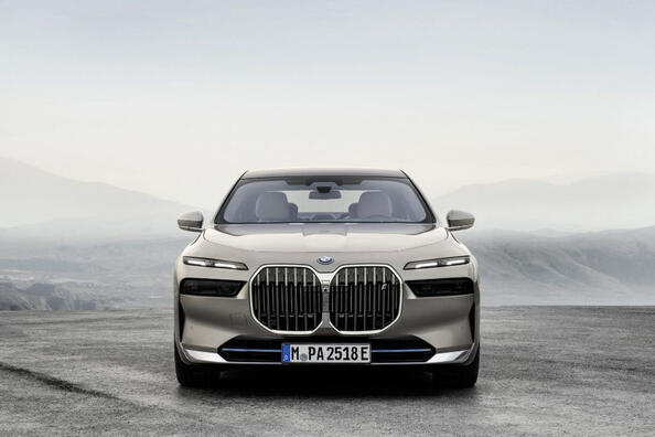 BMW i7: prehľad vlajkovej elektrickej limuzíny