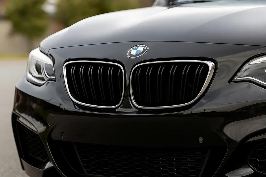 BMW 2. séria F22/F23 2014–2021 M-Look obličkové mriežky (čierny lesk s chrómovým lemom) Fotografia 1