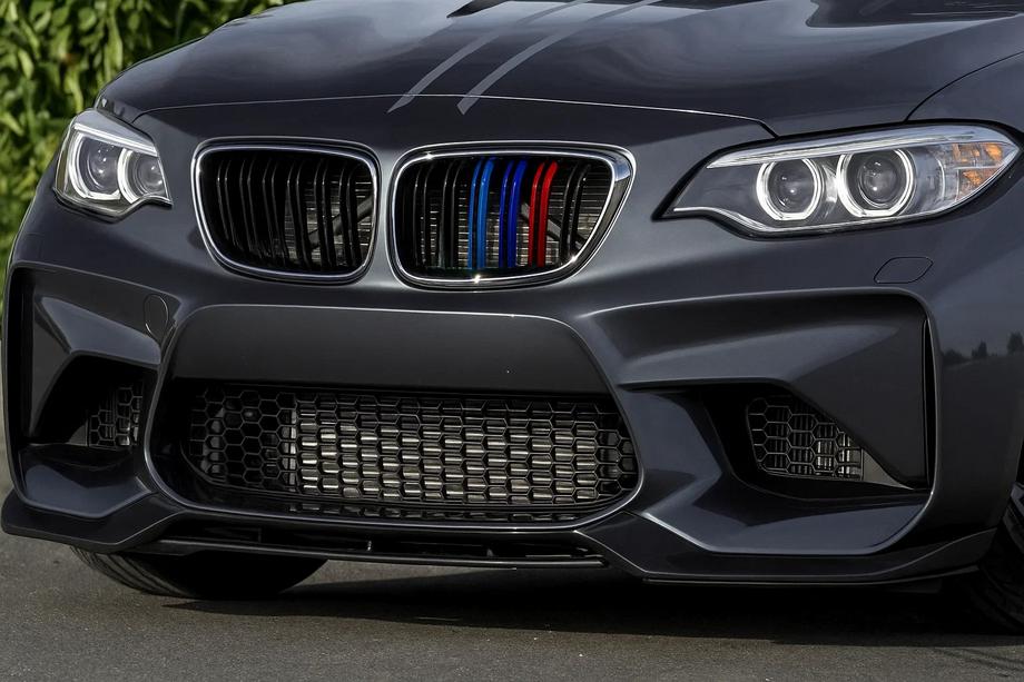 BMW 2. séria F22/F23 2014–2021 Obličkové mriežky M-Look (M-Color s chrómovým lemom) Fotografia 1