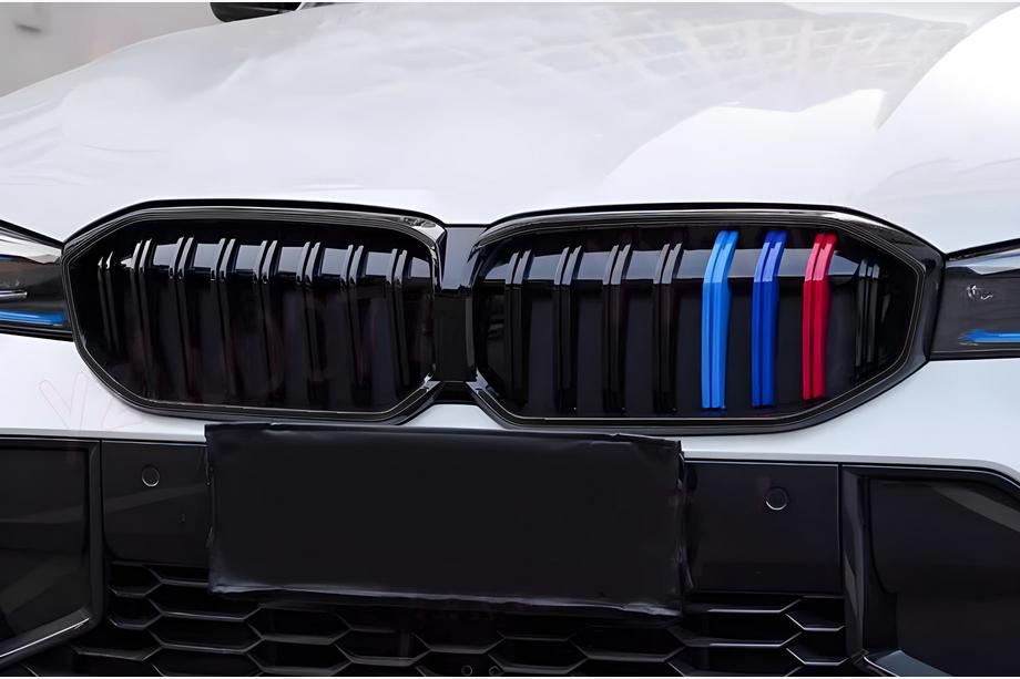 BMW 3. rad G20/G21 2018– Obličkové mriežky 1 lišta (2022+, M-Color) Image