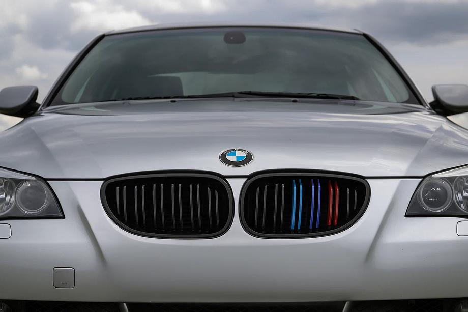 BMW 5. rad E60/E61 2003–2010 M-Look obličkové mriežky (M-Color) Image