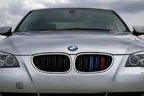 BMW 5. rad E60/E61 2003–2010 Obličkové mriežky M-Look (M-Color s chrómovým lemom) fotografia 1