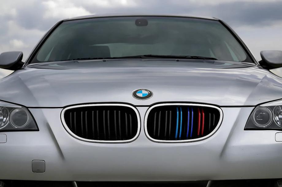 BMW 5. rad E60/E61 2003–2010 Obličkové mriežky M-Look (M-Color s chrómovým lemom) Image