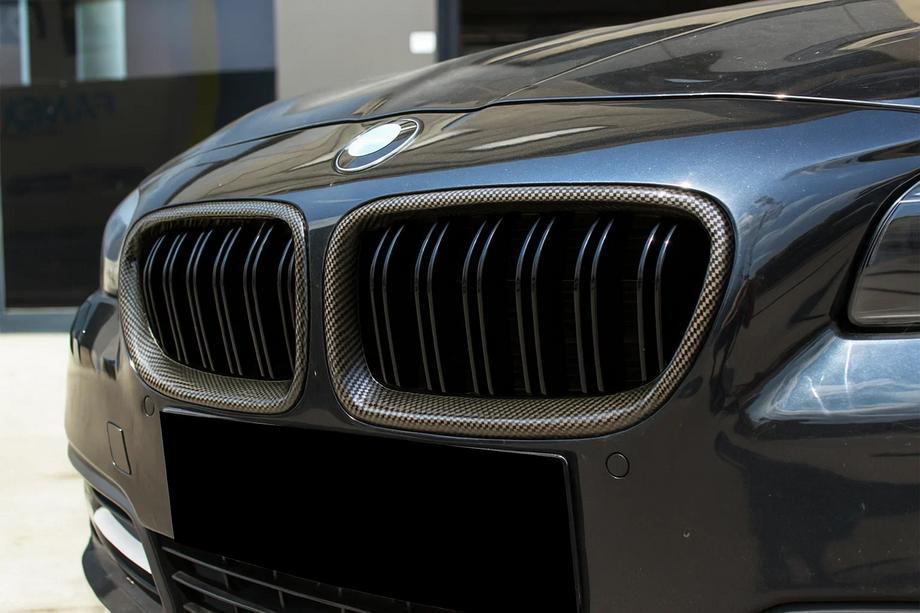 BMW 5. rad F10/F11 2010–2016 M-Look mriežky chladiča – obličky (lesklá čierna s karbónovým hydroprintom) Image