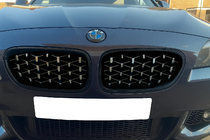 BMW 5. rad F10/F11 2010–2016 Obličkové mriežky Diamond Silver (čierny lem) fotografia 1