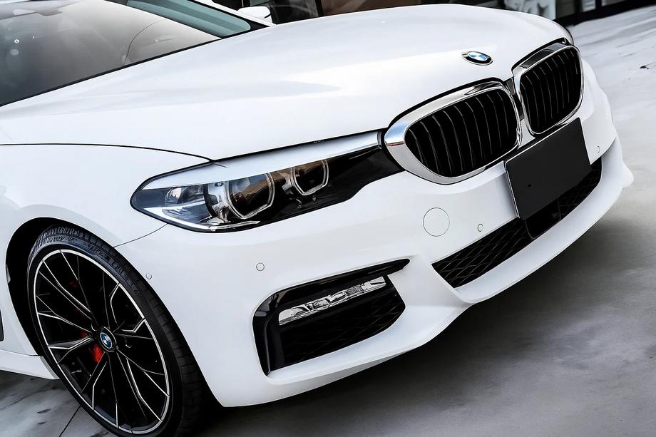 BMW 5. rad G30/G31 2017–2023 Obličkové mriežky 1 Bar (2017-2020, čierny lesk s chrómovým lemovaním) Image