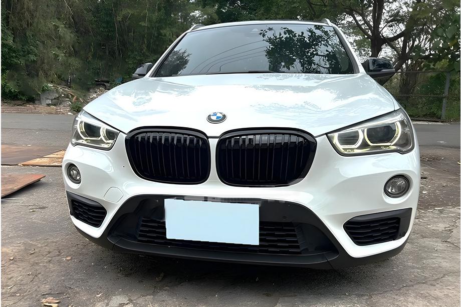 BMW X1 F48 2015–2022 M-Look obličky (2015-2019, čierny lesklý) Image