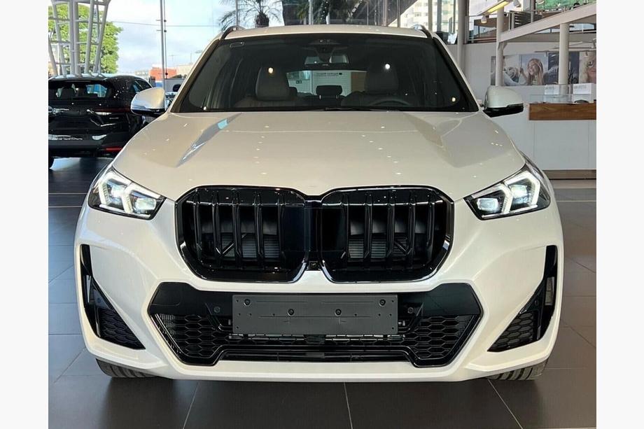 BMW X1/iX1 (U11) 2022– Mriežka "obličiek" 1 Bar (čierny lesk) Image