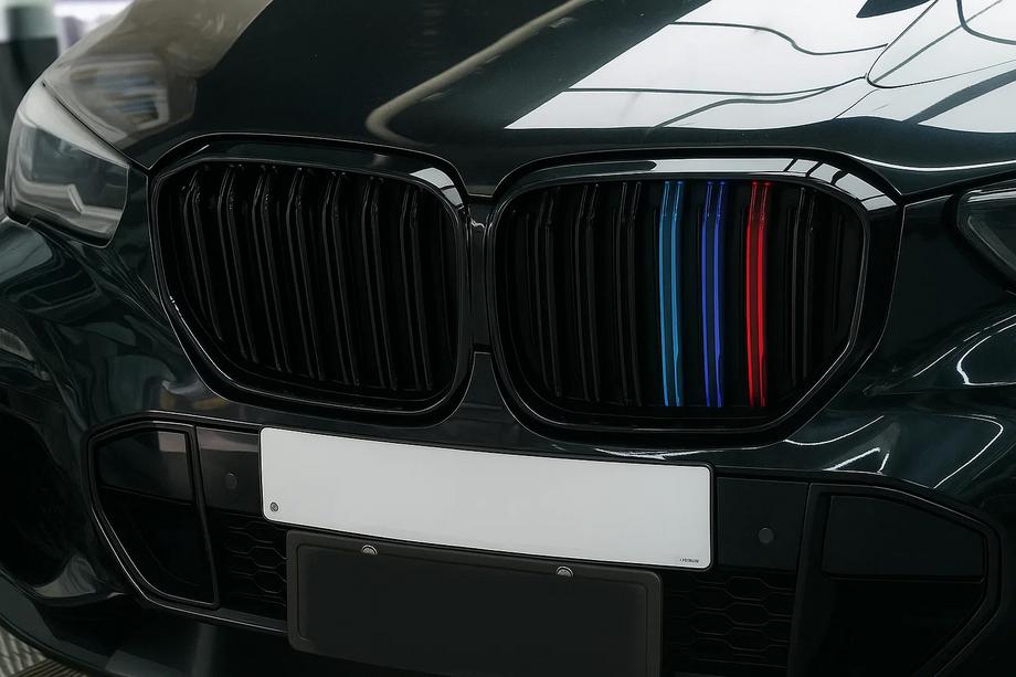 BMW X5 G05 2019–2026 Predná maska (obličky) M-Look (2019-2022, M-Color) Image