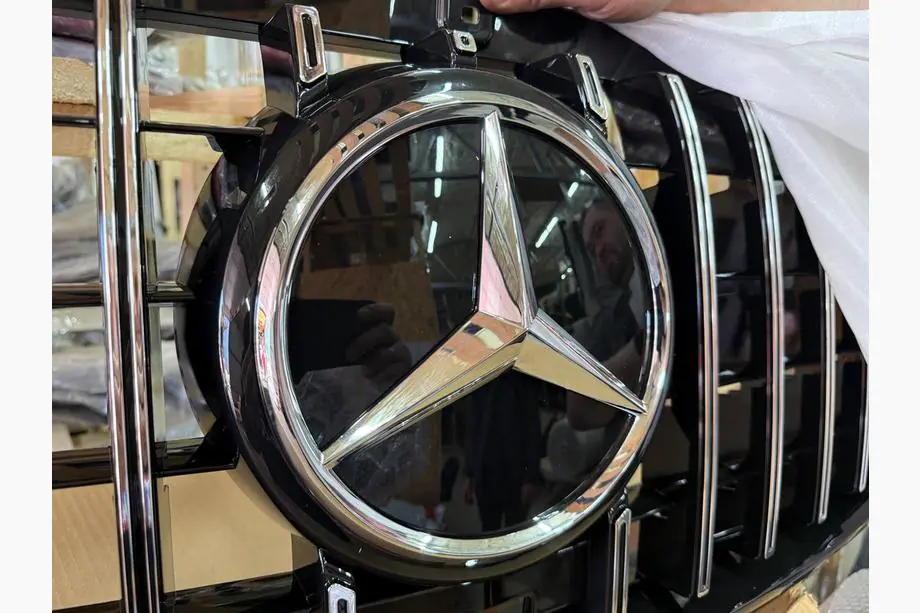 Mercedes Sprinter W907/W910 2018– Predný emblém (OEM) Image