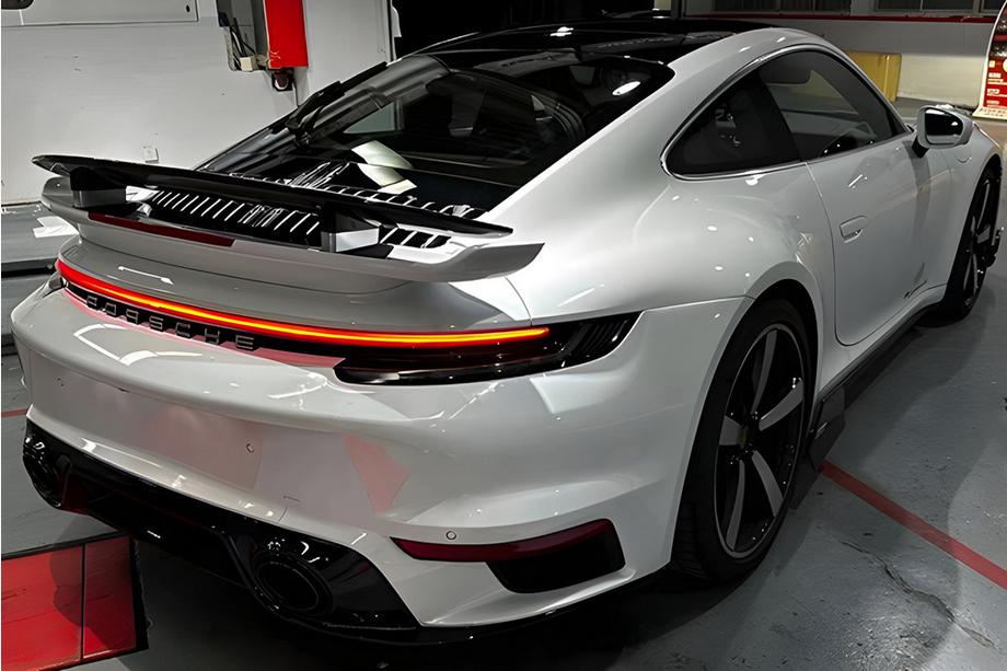 Porsche 911 (992) 2018– Zadné svetlá (dymovo čierne) Fotografia 1
