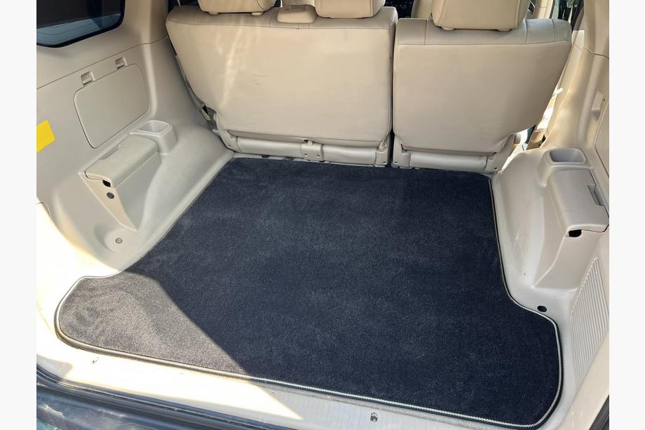 Toyota Land Cruiser Prado 120 2002–2009 Textilná vanička do kufra Premium – čierna (5 alebo 7 miest) Image