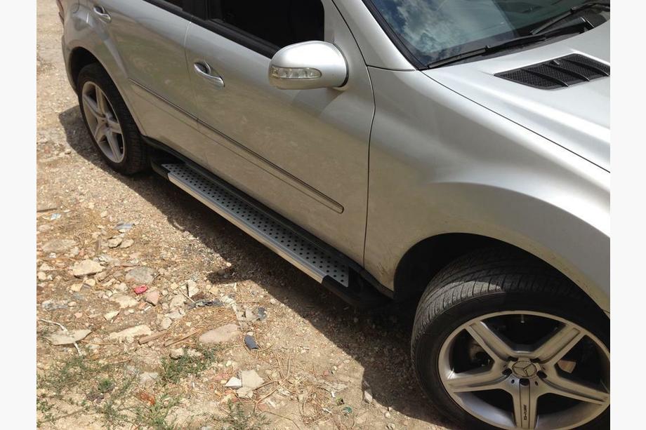 Mercedes ML W164 2005–2011 Bočné nášľapy Allmond Grey (2 ks, hliník) Fotografia 4