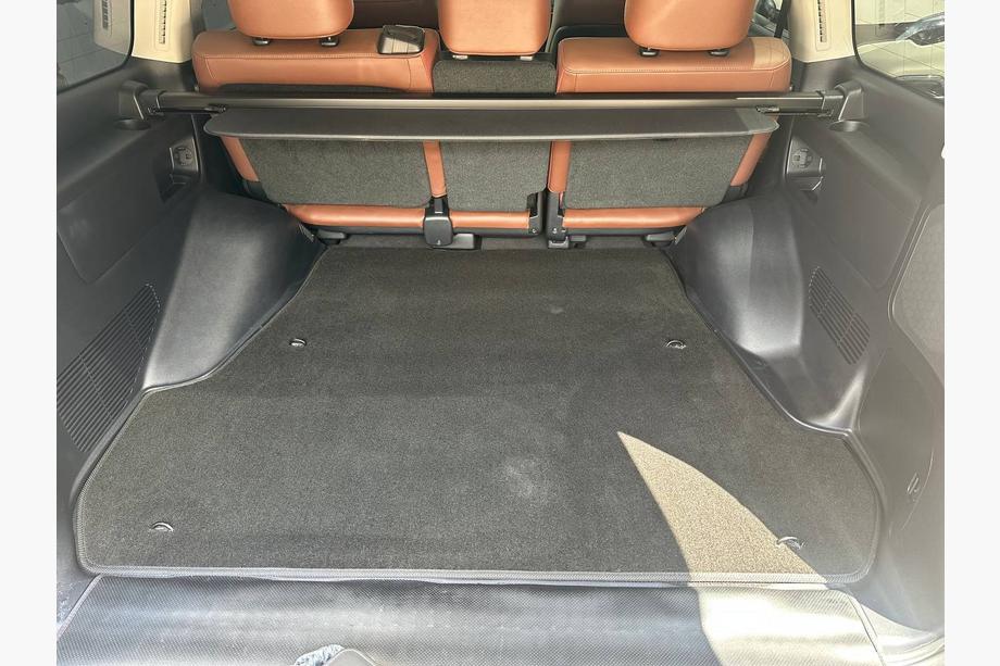 Toyota Land Cruiser 200 2007–2021 Textilná rohož do kufra Classic V-1 (5 miest, čierna) Image