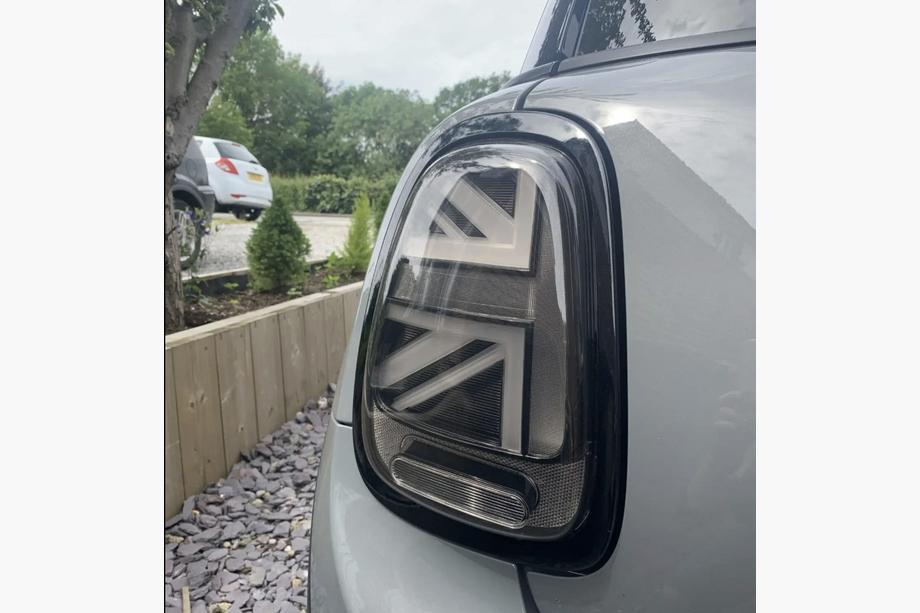 Mini Cooper F55/56/57 2014–2023 Zadné LED svetlá v štýle Union Jack, čierne (2 ks) Image