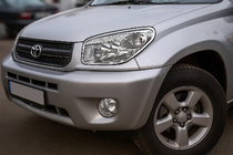 Toyota Rav 4 2001–2005 Chrómové kryty predných svetlometov (2 ks, plast) 2003–2006 fotografia 2