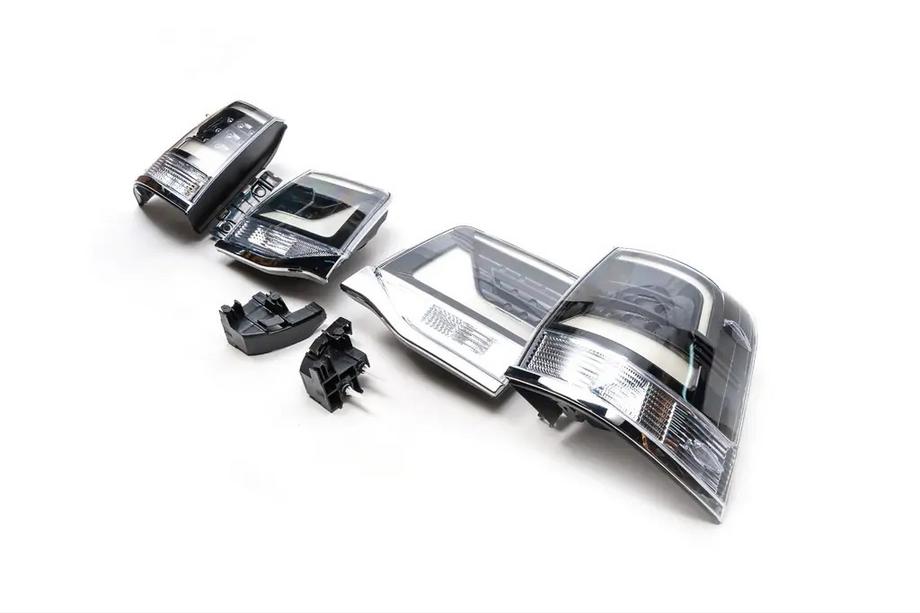 Toyota Land Cruiser 200 2007–2021 VÝPREDAJ! Zadné svetlá 2016+ (Executive Black) Image