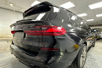 BMW X7 G07 2019– Spojler zadného okna V2 (lesklá čierna) fotografia 3