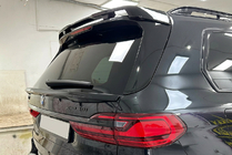 BMW X7 G07 2019– Spojler zadného okna V2 (lesklá čierna) fotografia 1