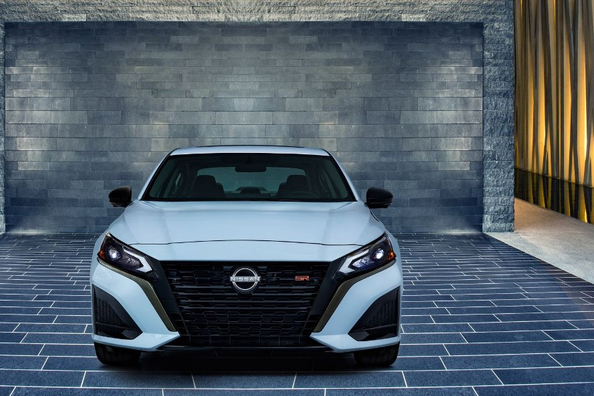 Inovovaný Nissan Altima: svieži pohľad na klasický sedan
