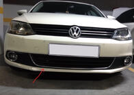 Volkswagen Jetta 2011–2018 Chrómová lišta („úsmev“) na predný nárazník U 2011-2014 (nerez) fotografia 1