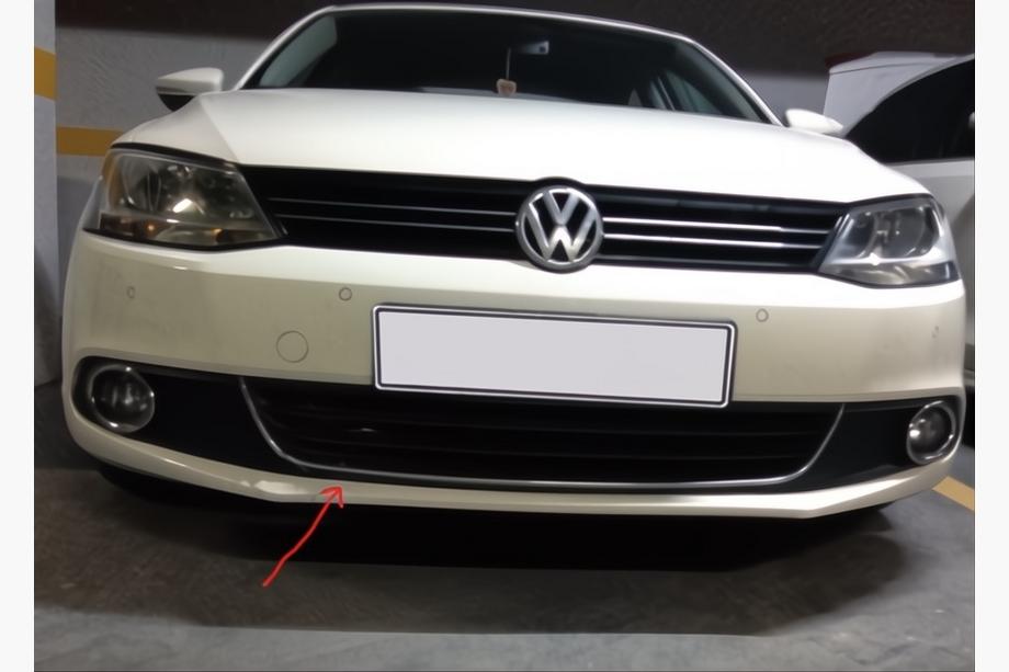 Volkswagen Jetta 2011–2018 Chrómová lišta („úsmev“) na predný nárazník U 2011-2014 (nerez) Image
