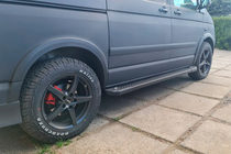Volkswagen T5 Multivan 2003–2010 Bočné nášľapy typu X5, čierne (2 ks, hliník) Krátky rázvor fotografia 1