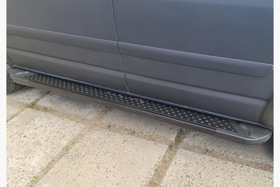 Volkswagen T5 Multivan 2003–2010 Bočné nášľapy typu X5, čierne (2 ks, hliník) Image