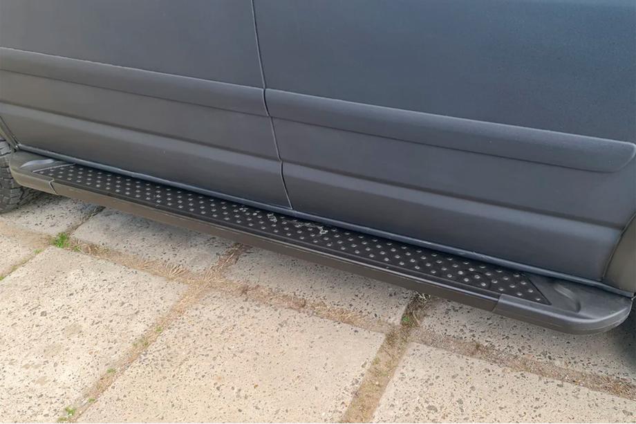 Volkswagen T5 Transporter 2003–2010 Bočné nášľapy Allmond Black (2 ks, hliník) Dlhý rázvor Fotografia 3