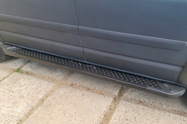 Volkswagen T5 2010–2015 Bočné nášľapy typu X5, čierne (2 ks, hliník) Dlhý rázvor fotografia 2