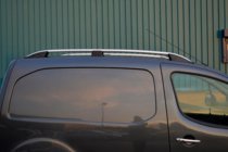 Peugeot Partner Tepee 2008–2018 Strešné lyžiny Skyport (matná sivá) fotografia 4