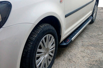 Volkswagen Caddy 2004–2010 Bočné nášľapy Red-style (2 ks, hliník) Maxi rázvor fotografia 1