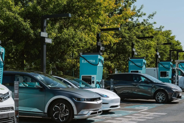 Oplatí sa kúpiť elektromobil na dlhé cesty? Hodnotíme možnosti