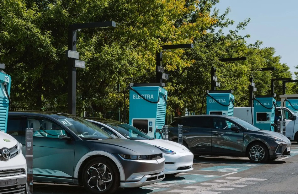 Oplatí sa kúpiť elektromobil na dlhé cesty? Hodnotíme možnosti