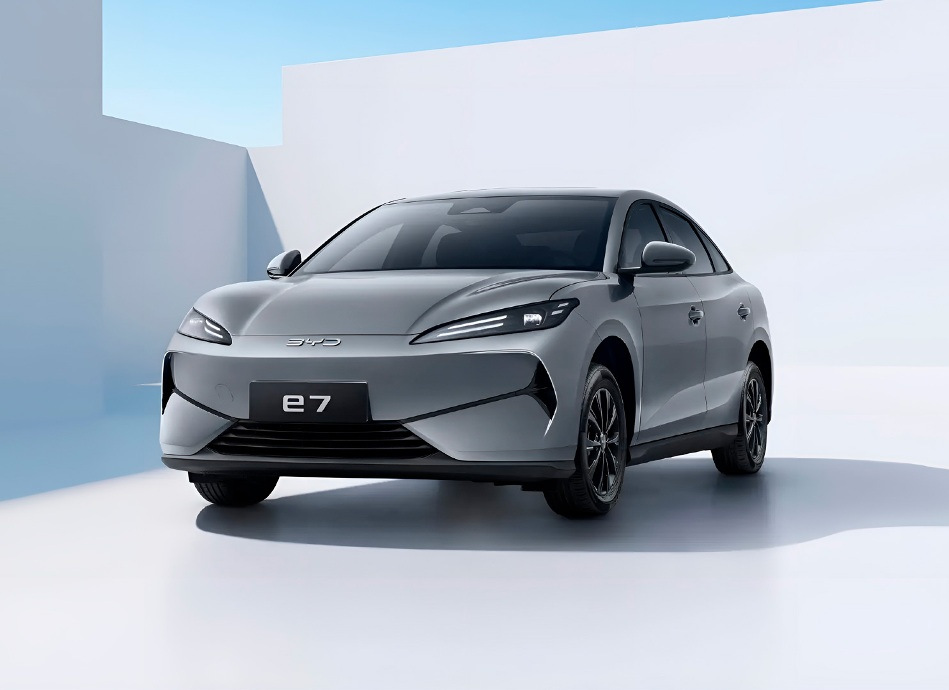 Test BYD E7 2025: Dostupný elektrický sedan do mesta