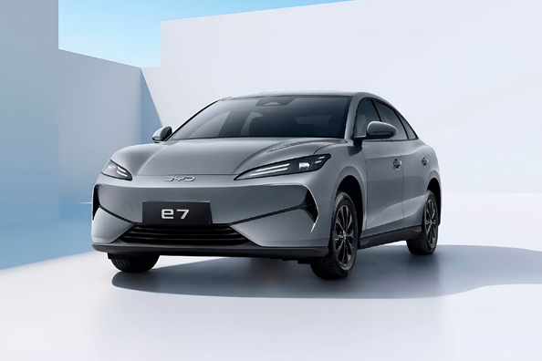Test BYD E7 2025: Dostupný elektrický sedan do mesta