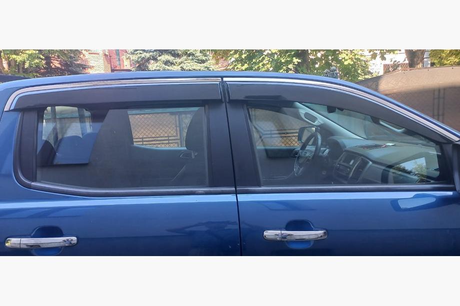 Ford Ranger 2011–2022 Deflektory okien s chrómovou lištou Niken Luxury (2015-2022, 4 ks) Fotografia 5