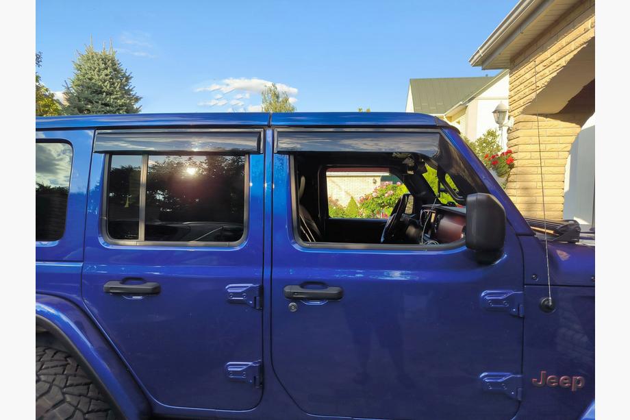 Jeep Wrangler 2018– Okenné deflektory Niken Luxury (4 ks) Image