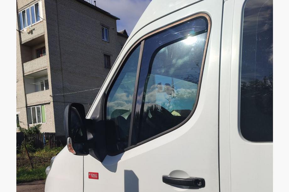 Nissan NV400 2010–2024 Okenné deflektory vkladacie Niken Luxury (2 ks) Image