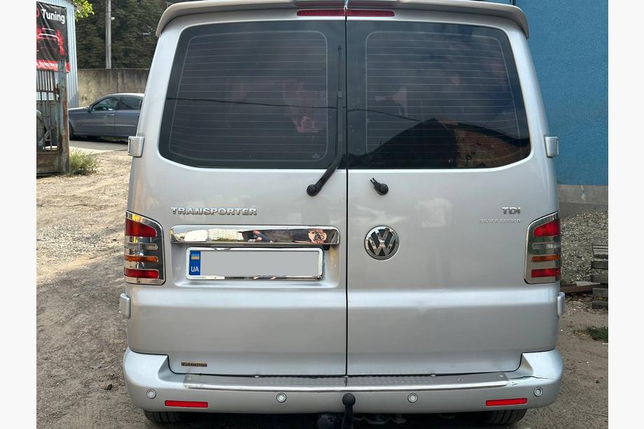 Volkswagen T5 Transporter 2003–2010 Lišta nad ŠPZ pre krídlové dvere (nerez) Fotografia 4