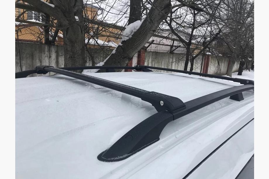 Kia Carnival 2021– Strešný nosič (priečniky) na klasické pozdĺžne lyžiny, uzamykateľný na kľúč WingBar V1 (2 ks) do 110 cm, čierne Fotografia 4